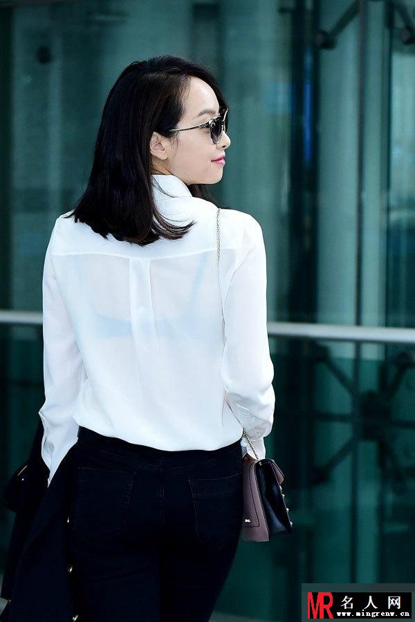 宋茜现身机场 白衬衫造型简洁而干练(1)