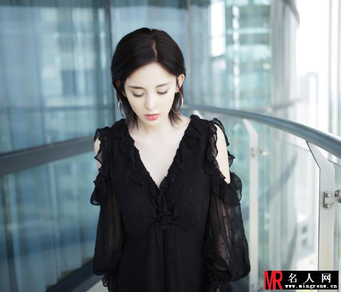 娜扎穿黑色露美背 双手托腮萌萌哒(1)