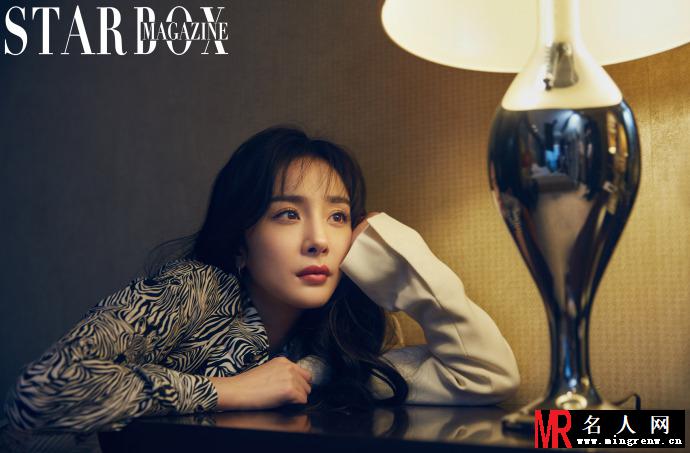 杨幂登大刊封面演绎黑金时尚 一双美腿超吸睛(1)