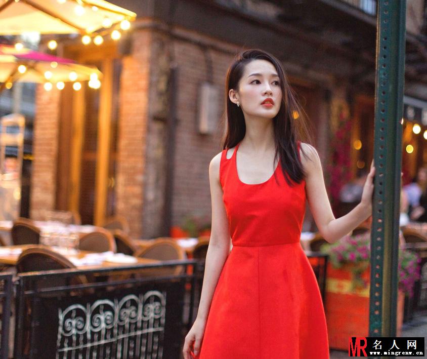 李沁甜美街拍 红色连衣裙衬雪白肌肤侧身回眸撩人心弦(1)