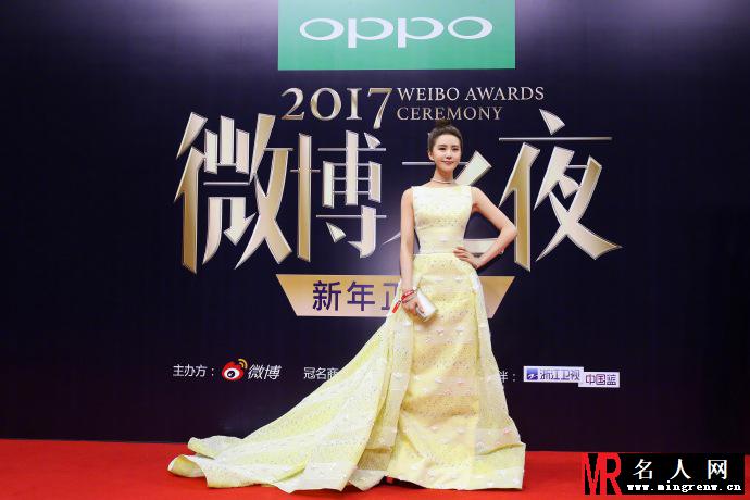 刘诗诗出席微博之夜 气质美人获“微博年度女神”(1)