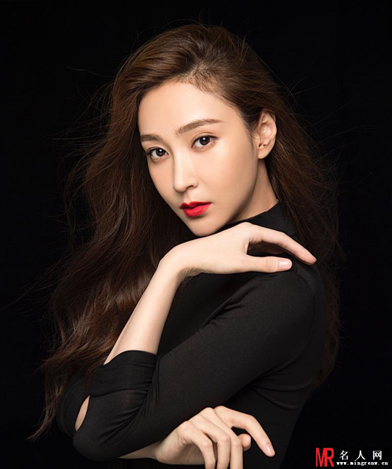 气质女星殷飞时尚写真 举手投足间尽显自信与从容(1)