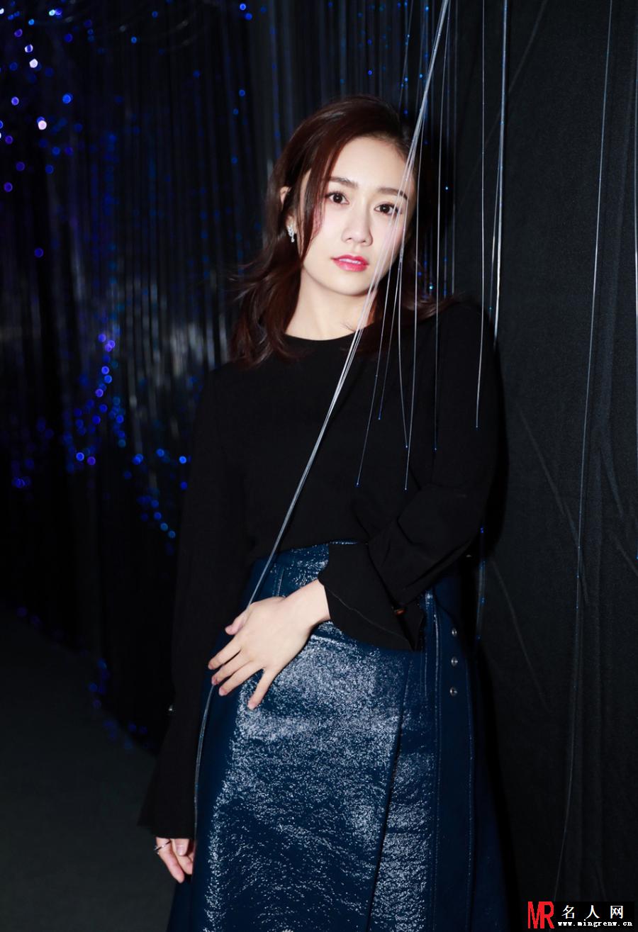 刘芸受邀出席珠宝夜宴 简约时髦美到窒息(1)