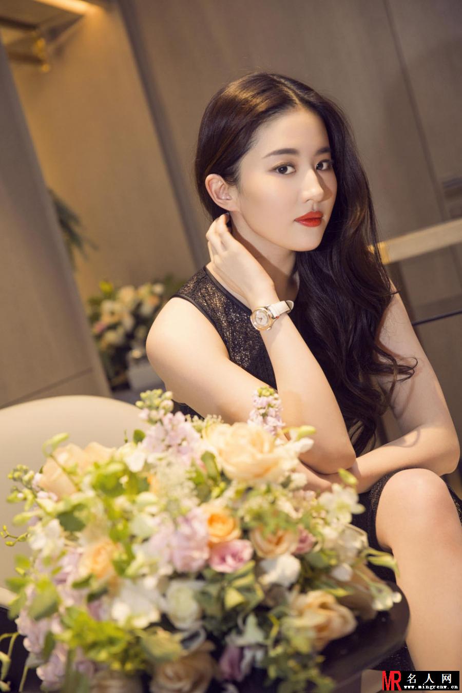 刘亦菲早前广告大片 黑裙红唇妩媚尽显熟女味道(1)