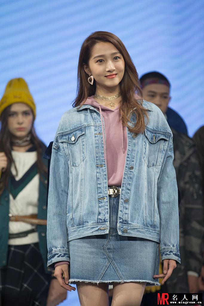 关晓彤现身某品牌发布会 比耶卖萌显少女本色(1)