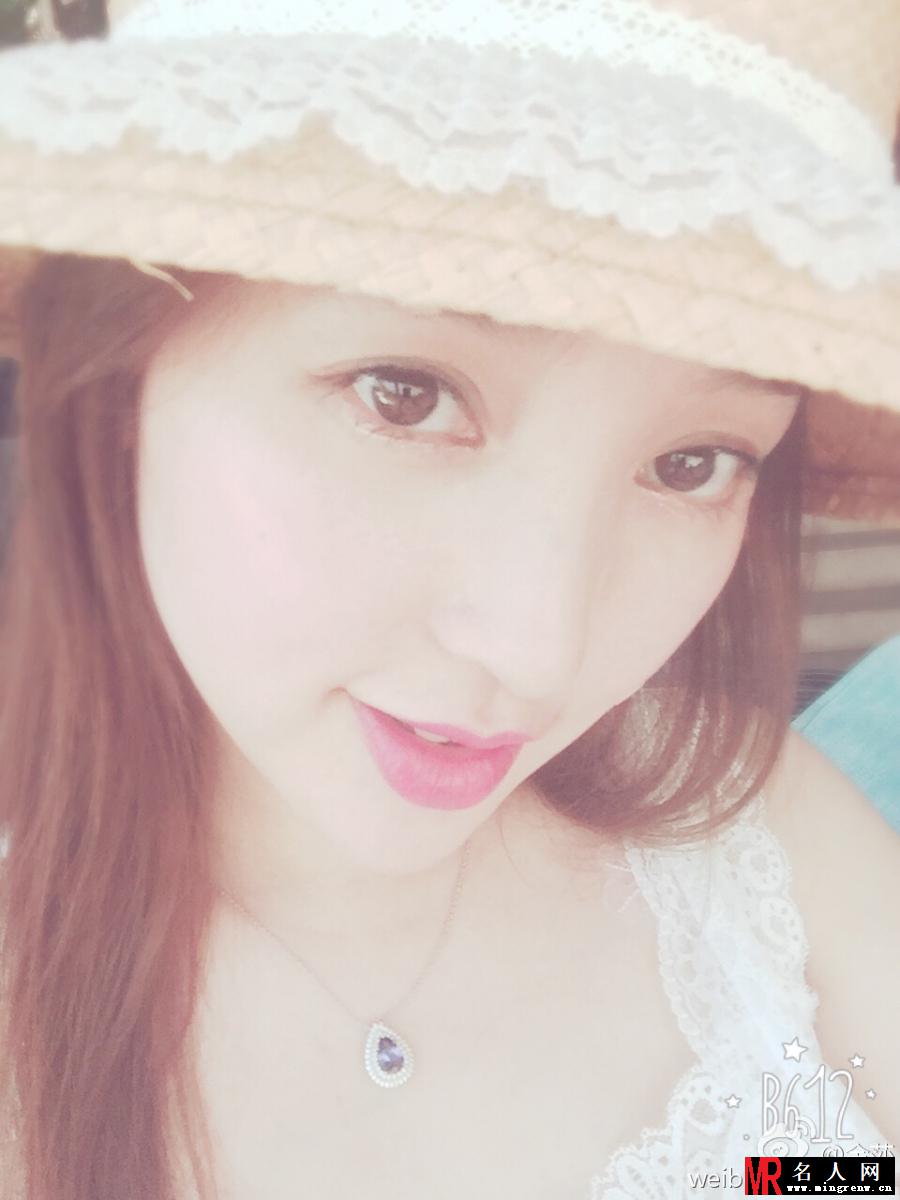 金莎晒度假照片 清凉泳装流露假日风情(1)